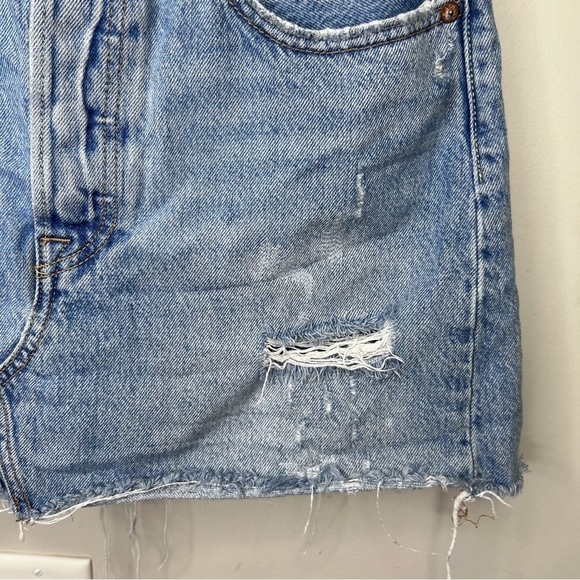 Levi's Button Fly Raw Hem Distressed 100% Cotton
Jean Denim Mini Skirt Size 28 - Picture 6 of 11